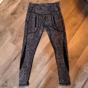 Lululemon Black and Gray Patterned Leggings with 2 front pockets and mesh.
